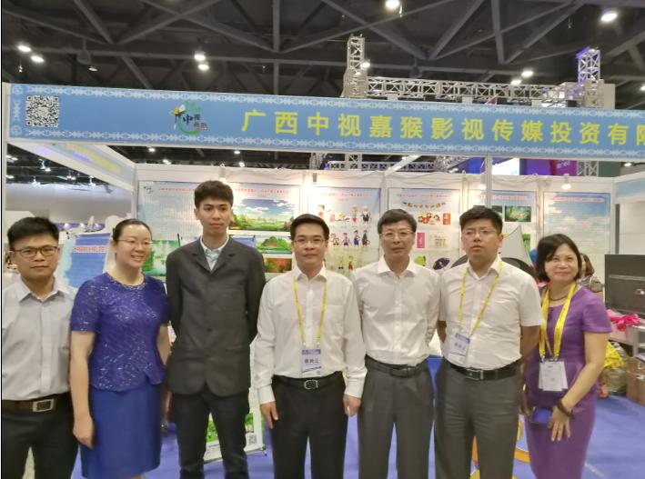 公司领导与广电领导在动漫会展合影